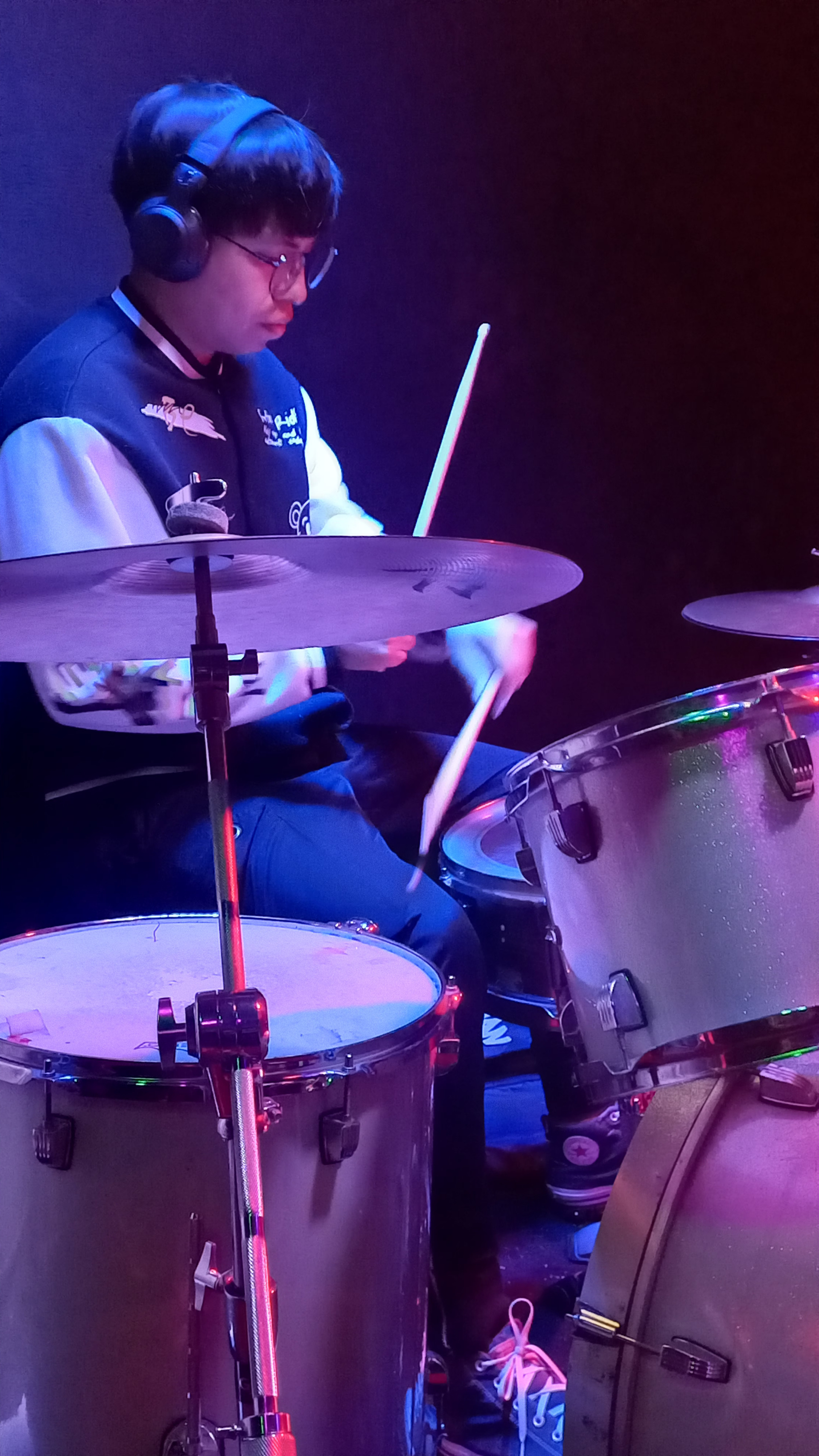 Baterista en presentacion de republica de hops