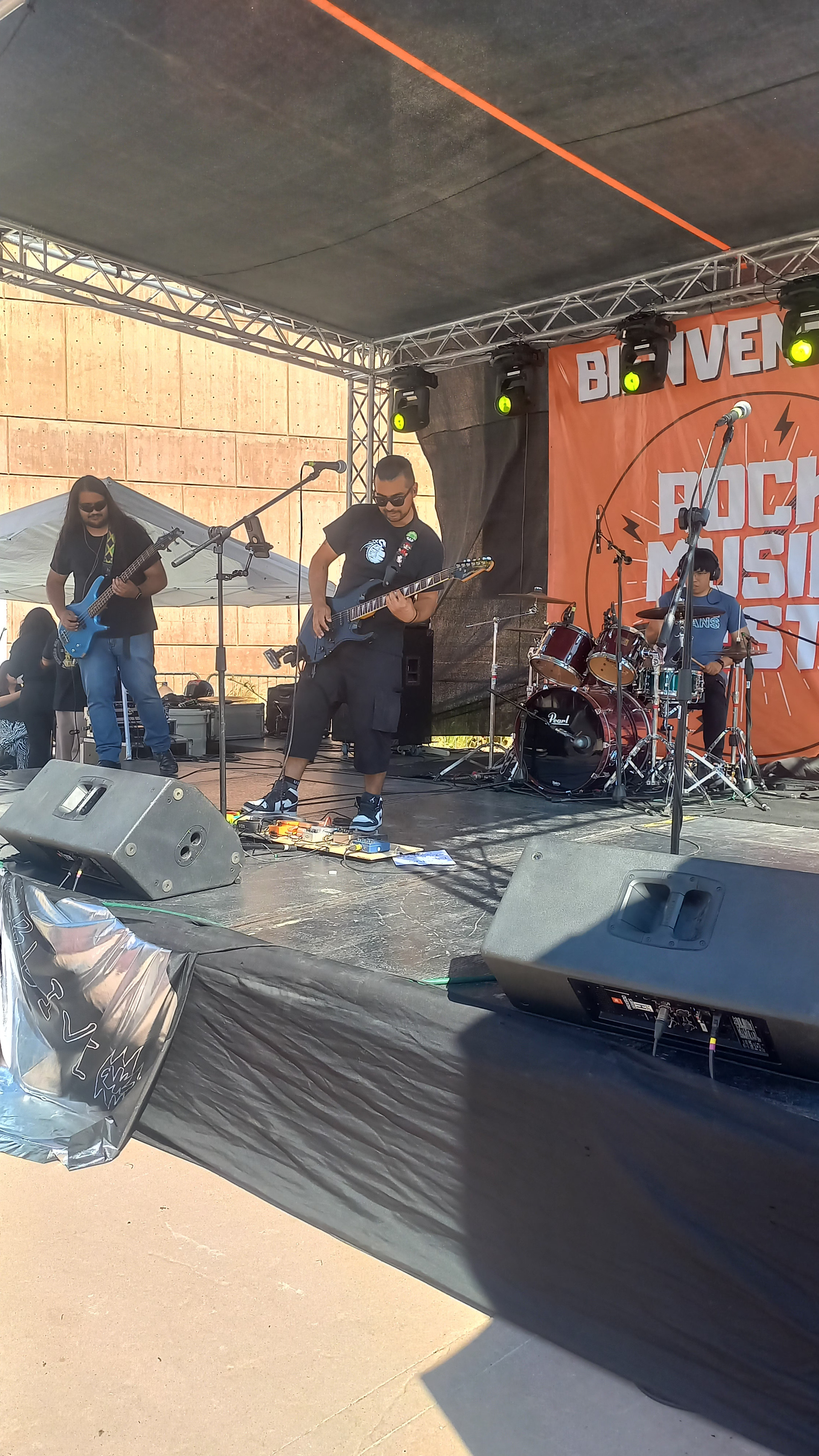 Baterista en presentacion de republica de hops